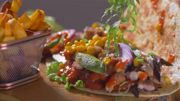 Sprinkling en mexikansk mat burrito med hackad basilika — Stockvideo