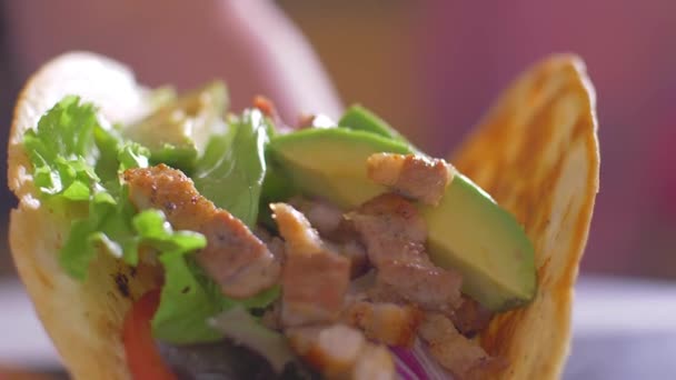 Przygotowanie Mexican Burrito żywności. Umieszczanie produktów w tortille — Wideo stockowe