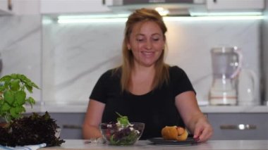 Kadın elleri salata bir kase seçerek ve sosisli bir tabak reddediyorum . 