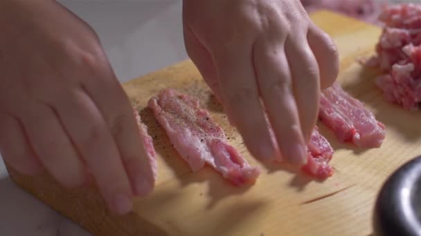 Trasformando la pancetta cruda in spezie — Video Stock