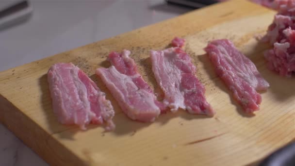 Polvilhe bacon cru com pimenta e sal — Vídeo de Stock