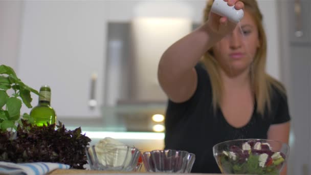 Overweight woman adds salt to the fresh salad with beets — Stock Video