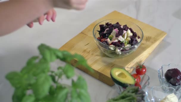 Díszíteni a friss saláta bazsalikommal — Stock videók