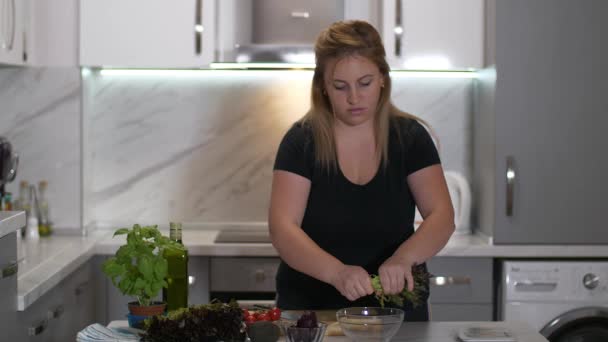 Uma mulher com excesso de peso prepara a salada para si mesma. Conceito de dieta — Vídeo de Stock