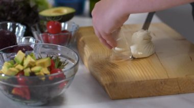 Bir kadın el onu sağlıklı salata için beyaz peynir keser