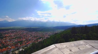Yüksek kuleden şehrin güzel bir manzarası var