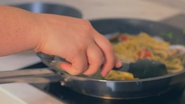 Deniz ürünleri ve midye ile karıştırın makarna