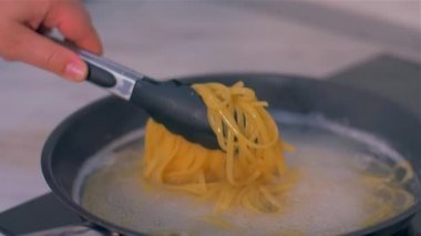 Linguines bir tavada pişirilir