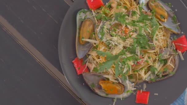 Pasta sabrosa con mariscos y mejillones. Disfrute de su comida — Vídeos de Stock