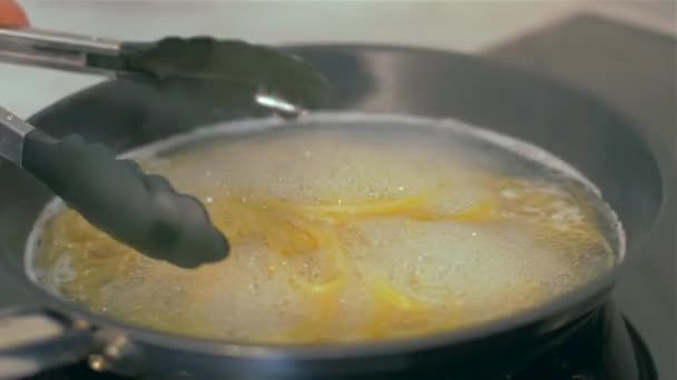 Linguines főznek egy serpenyőben — Stock videók