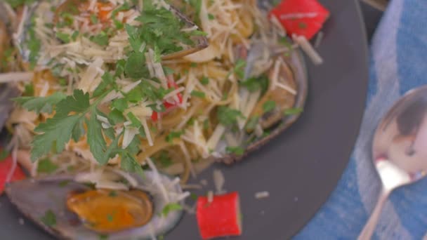 Pâte savoureuse aux fruits de mer et aux moules. Bon appétit — Video