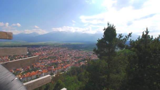 Hay una hermosa vista de la ciudad desde la torre alta — Vídeos de Stock