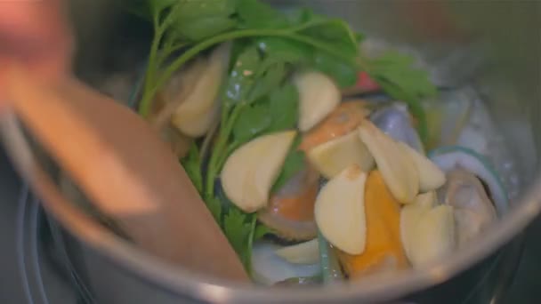 Preparación de mariscos y mejillones con vino blanco y perejil — Vídeos de Stock