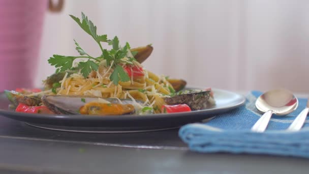 Pasta sabrosa con mariscos y mejillones. Disfrute de su comida — Vídeos de Stock
