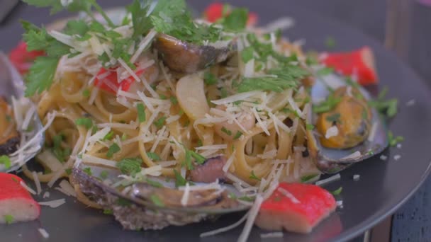 Chutná pasta s mořskými plody a mušlemi. Vychutnejte si jídlo — Stock video