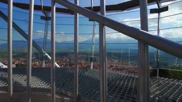 Det finns en vacker utsikt över staden från höga tornet — Stockvideo