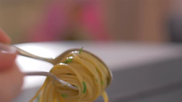 Shuffle een zeer heerlijke pasta met zeevruchten en mosselen. — Stockvideo