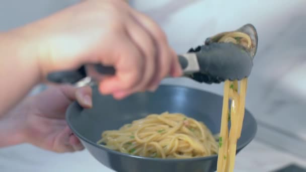 Servir pasta de mariscos y mejillones en un plato negro — Vídeos de Stock