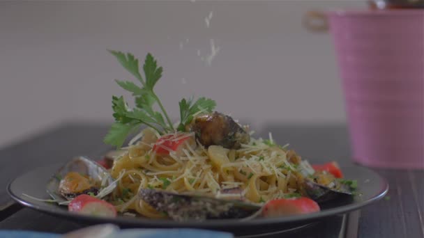 Parmesan'la serpme. Deniz ürünleri ezmesi ve midye — Stok video