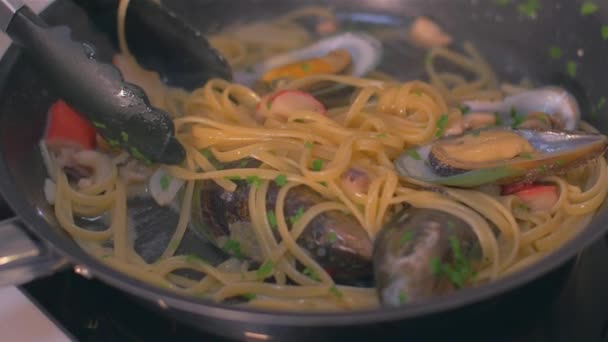 Mezcla pasta con mariscos y mejillones — Vídeos de Stock