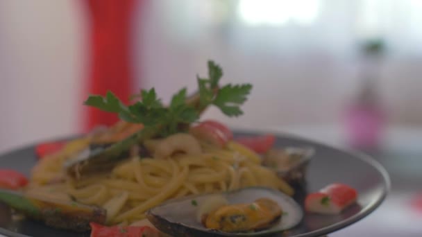 Serverar en läcker portion skaldjur och Skaldjurs pasta — Stockvideo