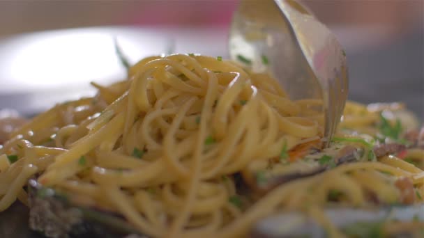 Velmi delikátní pasta s mořskými plody a mušlemi. — Stock video