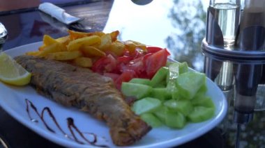 balık ve sebze garnitür ile çanak