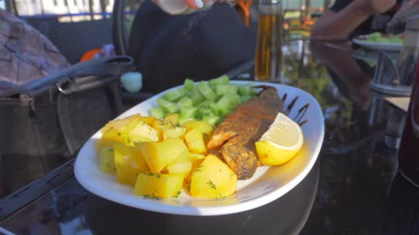 Hidangan dengan ikan dan hiasan sayuran — Stok Video
