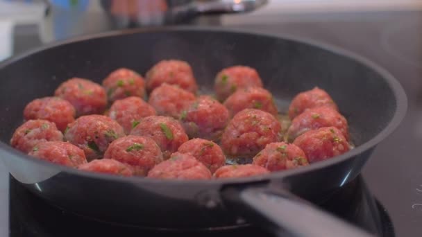 在平底锅上准备自制肉丸 — 图库视频影像