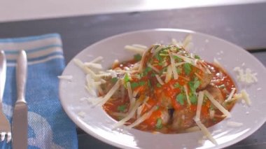 Domates sosu ve parmesan peyniri ile ev yapımı köfte bir kısmı