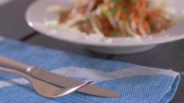 Domates sosu ve parmesan peyniri ile ev yapımı köfte bir kısmı