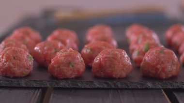 Ev yapımı köftelerin şekillendirilmesi. Yavaş çekim 