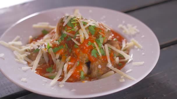 Espolvorear con parmesano de albóndigas caseras. Movimiento lento — Vídeo de stock