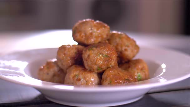 Menyajikan bakso buatan sendiri dalam piring — Stok Video