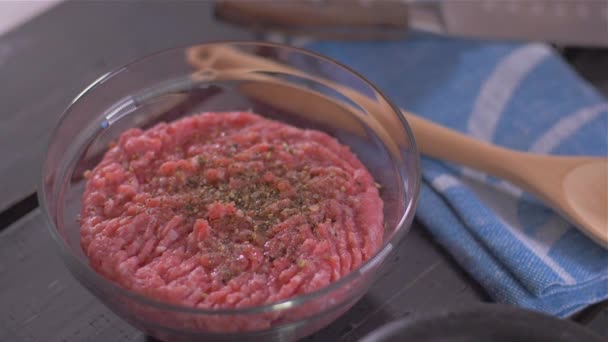 Ajouter les jaunes à hacher pour les boulettes de viande. au ralenti — Video