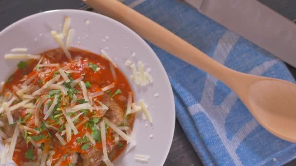 Uma porção de almôndegas caseiras com molho de tomate e queijo parmesão — Vídeo de Stock