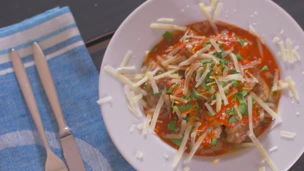 Una porción de albóndigas caseras con salsa de tomate y queso parmesano — Vídeos de Stock