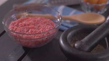 Kıyma ya da kıymaya kuru baharat ekleme
