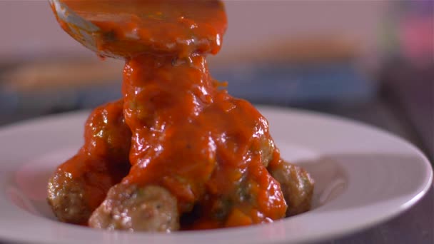 Albóndigas caseras con salsa de tomate — Vídeos de Stock