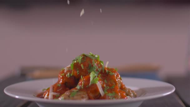 Streuen mit Parmesan von hausgemachten Frikadellen — Stockvideo