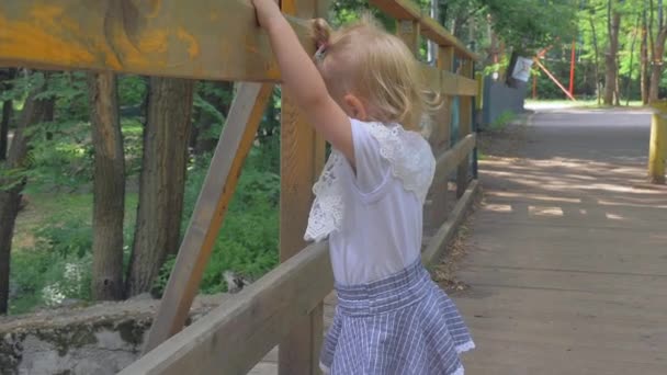 Niedliches kleines Mädchen, das im Park läuft. Zeitlupe — Stockvideo