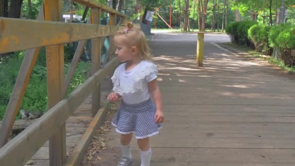 Linda niña corriendo en el parque. Movimiento lento — Vídeos de Stock