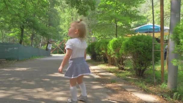 Bonita menina correndo no parque. Movimento lento — Vídeo de Stock