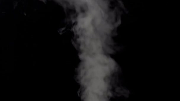 Roken in slow motion op zwarte achtergrond. — Stockvideo