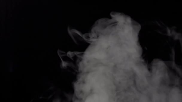 Дым в замедленной съемке на черном фоне . — стоковое видео