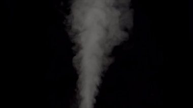 Siyah arka planda yavaş çekimde duman.