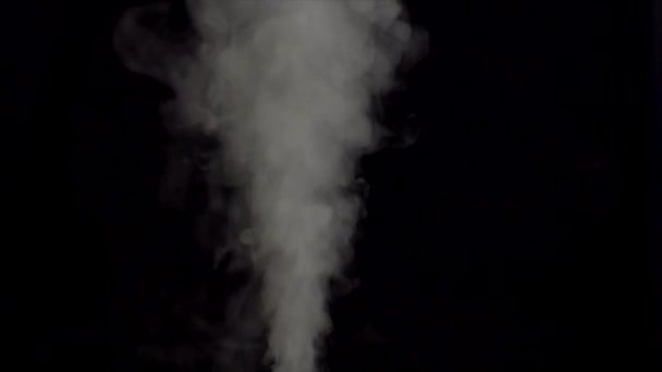 Füst lassú mozgásban a fekete háttér. — Stock videók