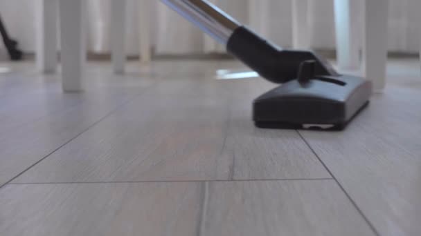 Aspiradora doméstica. Limpieza del hogar con aspiradora — Vídeo de stock