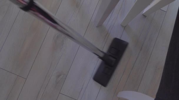 Aspirateur à domicile. Nettoyage à domicile avec un aspirateur — Video