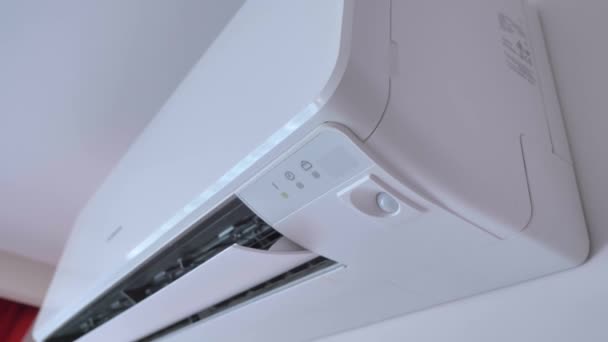 Draaien van airconditioner. Close-up in-en uitschakelen van airconditioner — Stockvideo